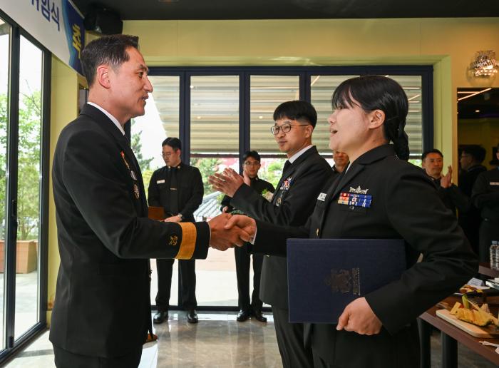 28일 해군작전사령부 네이비클럽에서 열린 해양작전본부 주임원사 이·취임식에서 김형철(왼쪽) 해양작전본부장이 황지현 주임원사에게 임명장을 전달한 뒤 악수하고 있다. 부대 제공