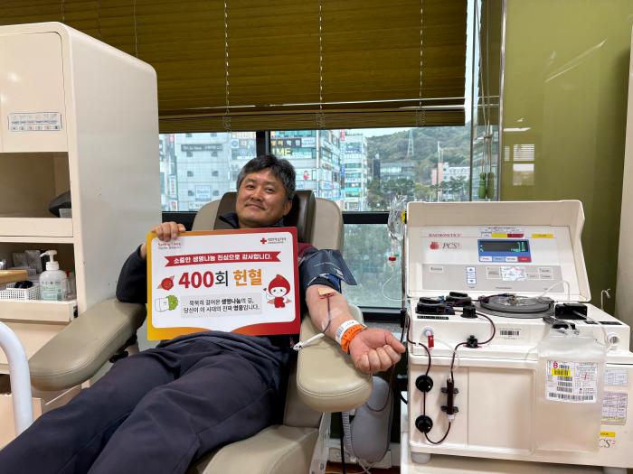 육군종합군수학교 김성찬 교관이 대전 헌혈의 집 노은역센터에서 400번째 헌혈을 하고 있다.