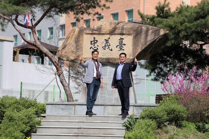 교통사고 현장에서 위험에 처한 시민을 구한 육군수도군단 염항수(왼쪽)·이종관 전문평가관.