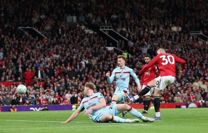 맨체스터 유나이티드 베냐민 셰슈코(맨 오른쪽)가 28일(한국시간) 잉글랜드 맨체스터의 올드 트래퍼드에서 열린 브렌트퍼드와 2025-2026 잉글랜드 프로축구 프리미어리그 경기에서 슛을 성공시키고 있다. EPA·연합뉴스