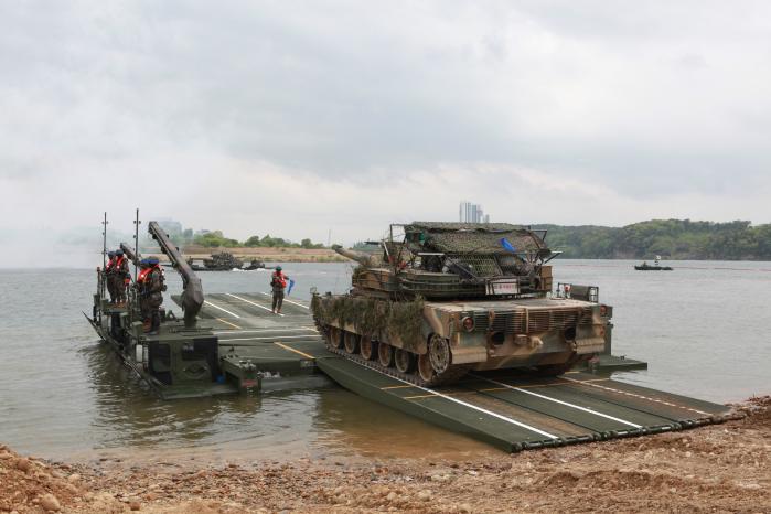 육군7기동군단이 28일 실시한 여단급 제병협동 통합 전술훈련평가에서 수도기계화보병사단 혜산진여단 K2 전차가 생존성 보장을 위해 방호네트를 설치하고 자주도하장비 ‘수룡(KM3)’을 이용해 문교 도하를 하고 있다. 부대 제공