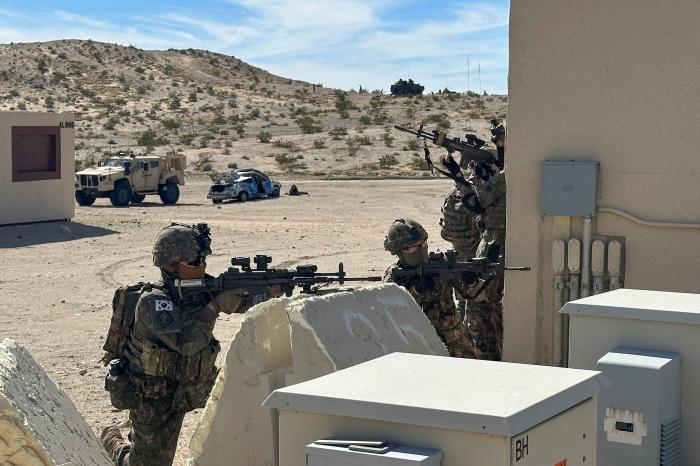 육군은 미국 국립훈련센터(NTC) 훈련 경험 등을 토대로 미래 전장 환경에 부합하는 교육훈련 체계를 발전시키고 있다. 사진은 미 NTC 연합 소부대훈련에서 우리 장병들이 도시지역작전을 수행하는 모습. 육군 제공