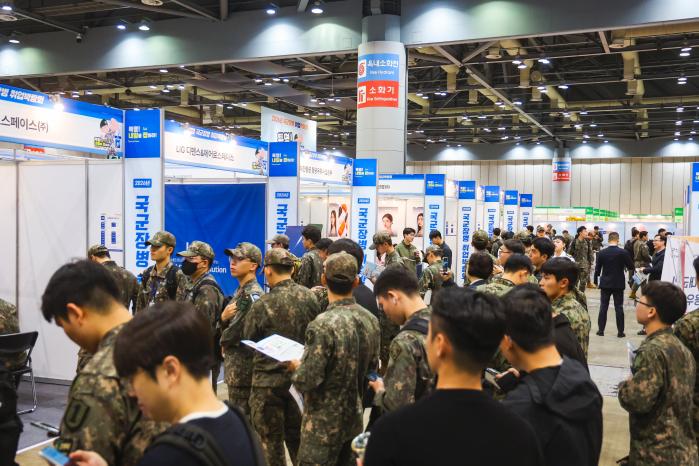 28일 경기 고양시 킨텍스에서 ‘2026년 국군장병 취업박람회’가 열려 취업을 희망하는 장병들이 행사장을 둘러보고 있다. 이경원 기자