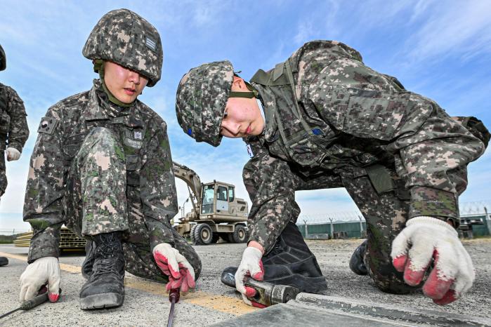 28일 공군11전투비행단과 해군항공사령부 공병대대 장병들이 AM-2매트 조립훈련을 하고 있다.