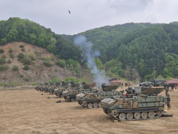 28일 매봉산훈련장에서 육군수도기계화보병사단 장병들이 120㎜ 자주박격포 비격 사격훈련을 하고 있다. 부대 제공