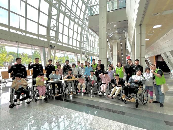 28일 봉사활동에 나선 해군교육사령부 기술행정학교 추진기관학과 교관들이 선린복지재단 풀잎마을 장애인들과 즐거운 시간을 보내고 있다. 선린복지재단 제공