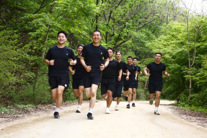 육군56보병사단 삼각산여단 장병들이 북한산 둘레길 일대에서 6㎞ 건강 달리기를 하고 있다. 부대 제공