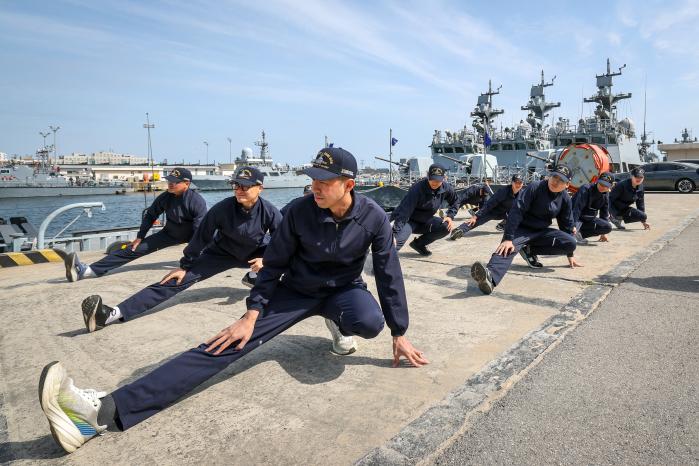 장병들이 러닝에 앞서 몸을 풀고 있다.