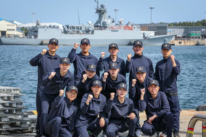 러닝을 마치고 파이팅을 외치는 장병들.