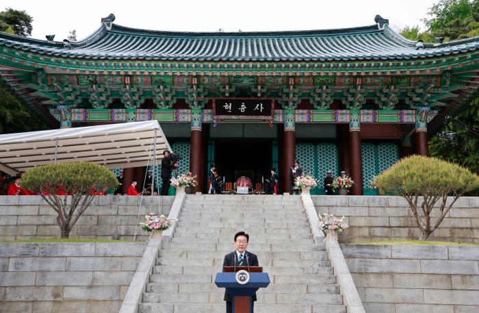 이재명 대통령이 28일 충남 아산시 현충사에서 열린 ‘충무공 탄신 제481주년 기념행사’에서 축사를 하고 있다. 연합뉴스