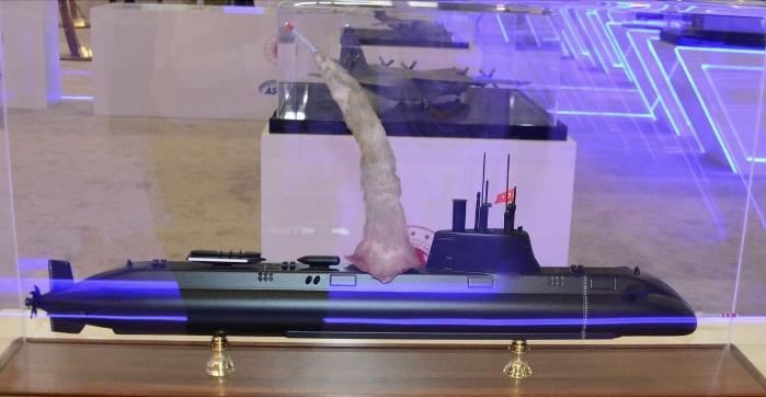 수직발사관에서 대함미사일을 발사하는 장면을 묘사한 튀르키예 아틸라이급 잠수함 모형. 필자 제공