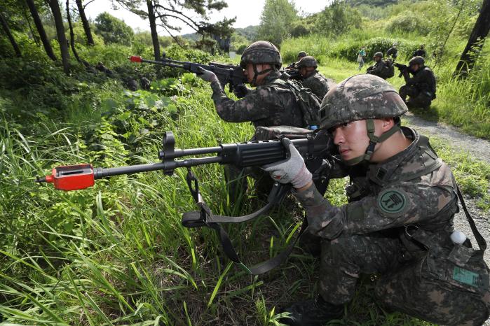 육사 생도들이 중·소대 전술훈련에서 경계 자세를 취하고 있다. 조종원 기자