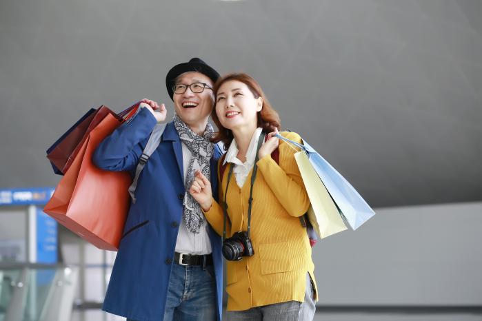 과거 ‘노년의 시작’으로 인식되던 갱년기는 이제 인생의 반환점에서 새로운 출발을 준비하는 ‘뉴년기’로 변화하고 있다. 경제적 여유를 바탕으로 소비와 여가를 즐기는 뉴년기 세대 모습. 출처=클립아트코리아