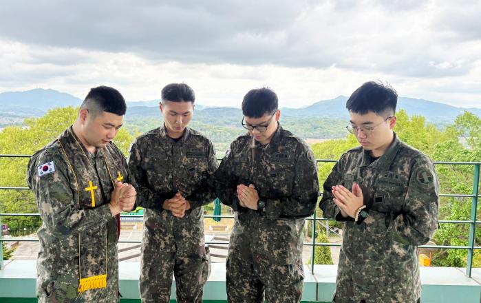 육군화력여단이 28일부터 30일까지 개최 중인 군종병 집체교육 참가자들이 비룡전망대에서 각자 종교에 따른 전승기도를 하고 있다. 부대 제공