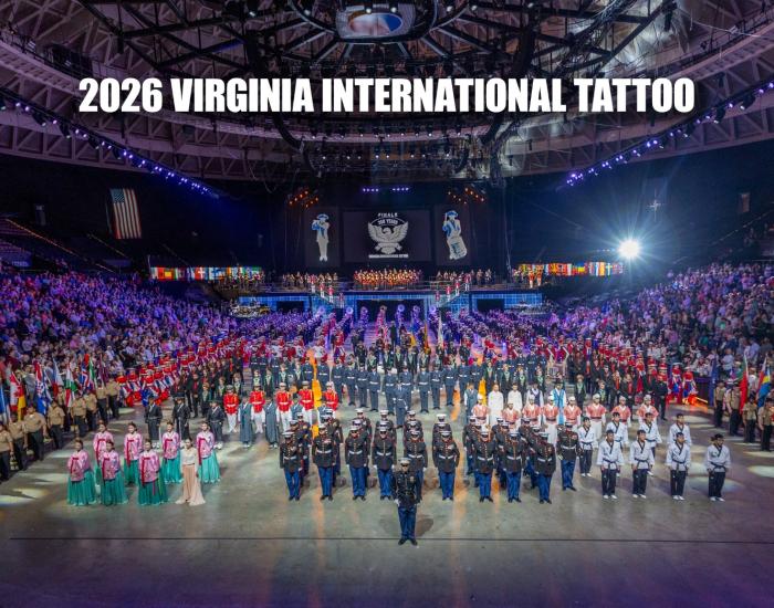 폐막식에서 각국 참가자들이 한자리에 모여 기념사진을 찍고 있다.