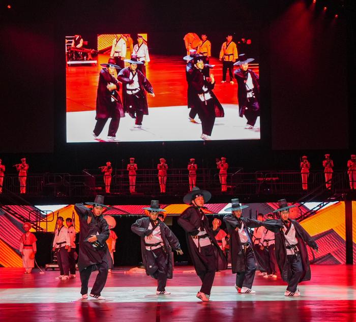 육군 공연단이 케이팝 데몬 헌터스 ‘사자보이즈’ 콘셉트로 태권도 군무를 선보이고 있다.