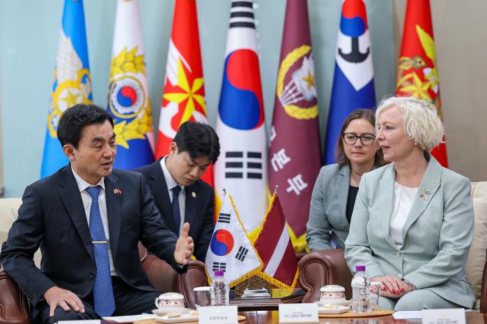 안규백 국방부 장관이 29일 국방부를 방문한 다이가 미에리냐 라트비아 국회의장을 만나 양국의 국방·방산 협력 발전방안을 논의하고 있다. 한재호 기자