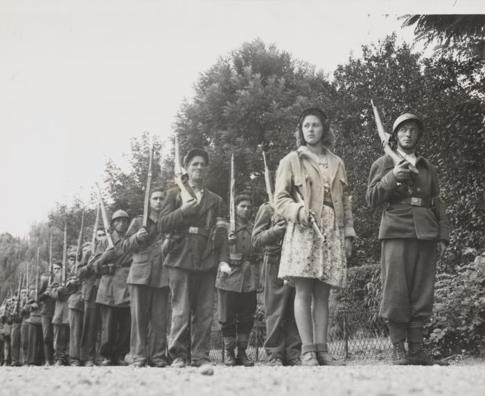 나치에 맞서 조국을 찾기 위해 싸운 프랑스 마키단은 비정규군의 대표 사례로 꼽힌다. 사열 중인 마키단.