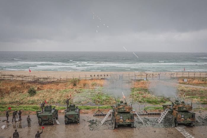 육군25보병사단 장병들이 28일 강원 고성군 마차진사격장에서 열린 대공사격 훈련 중 30㎜ 차륜형 대공포 천호, K6·K16 기관총 사격을 하고 있다. 부대 제공