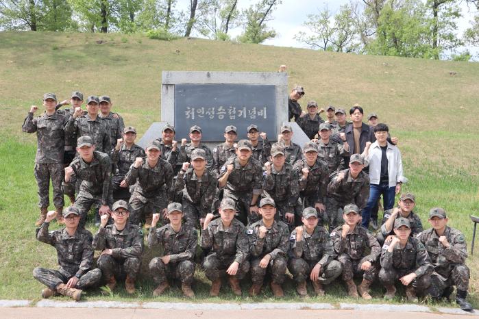 지역 역사 현장견학에 참가한 육군55보병사단 용성여단 장병들이 처인성승첩기념비 앞에서 단체사진을 촬영하고 있다. 부대 제공