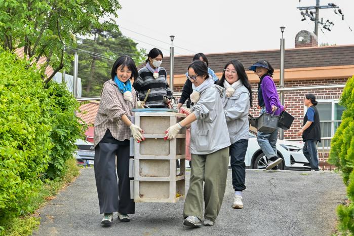 공군본부 초급장교단이 29일 ‘사랑의 집’에서 환경정화 활동을 하고 있다. 공군 제공