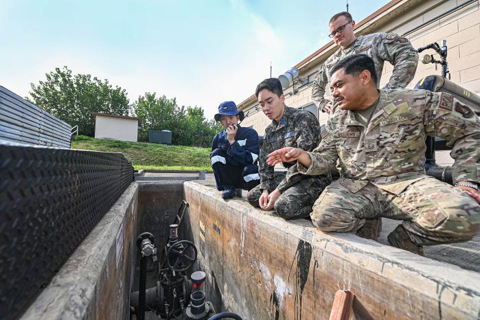공군11전투비행단 보급대대가 29일 실시한 한미 연합 유류 이관 훈련에서 한미 유류 관리 요원들이 장비 작동 절차를 논의하고 있다. 사진 제공=정수진 하사