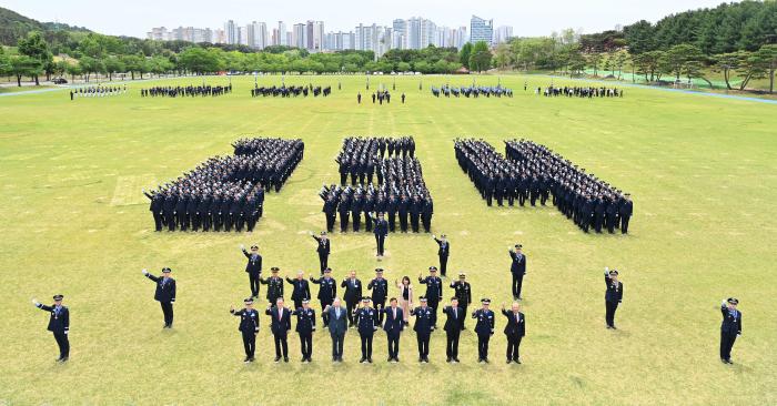 공군교육사령부가 29일 대연병장에서 실시한 254기 부사관 후보생 임관식에서 손석락 참모총장 등 주요 참석자들과 후보생들이 임관을 축하하며 파이팅을 외치고 있다. 부대 제공