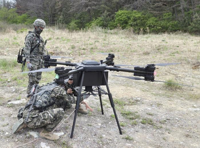 합동상륙훈련에 투입된 해병대군수단 장병들이 29일 경북 포항시 조사리훈련장에서 상륙군 적지종심작전팀에 긴급물자를 보급하기 위해 드론에 보급물자를 적재하고 있다. 합참 제공