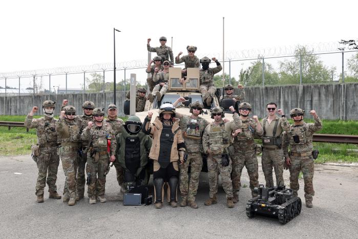 한미 공군 EOD 요원들이 파이팅을 외치고 있다.