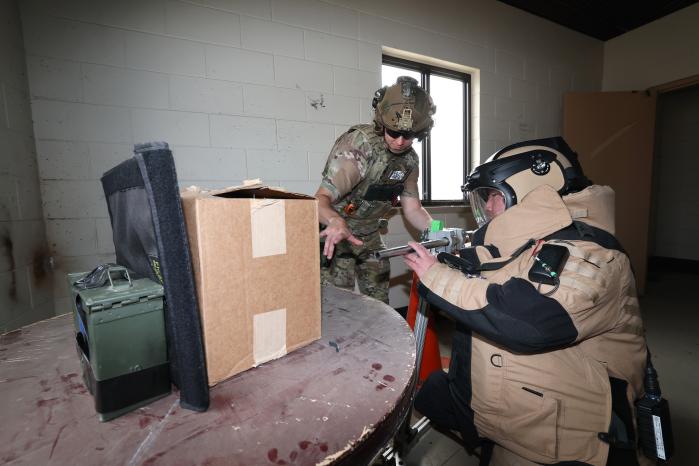 폭발물 무력화를 위해 ‘팬 디스럽터’를 설치하고 있는 요원들.