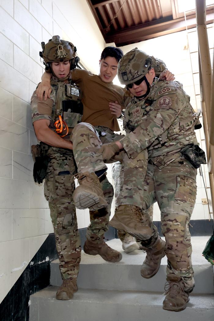 요원들이 부상당한 인원을 건물 밖으로 옮기고 있다.