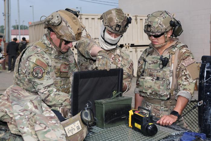 탐지용 엑스레이(X-Ray) 설치방법에 대해 의견을 나누는 요원들.