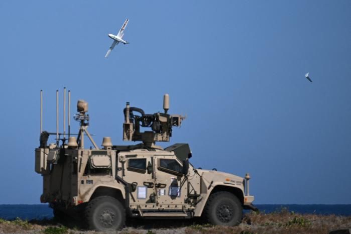 지난달 필리핀에서 실시한 발리카탄 연합훈련 중 무인항공기(UAV) 대응훈련이 펼쳐지고 있다. AFP·연합뉴스