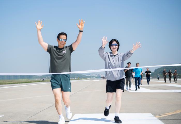 지난달 30일 열린 공군15특수임무비행단 5㎞ 한마음 달리기 대회에서 비행단장(왼쪽)과 신연진 하사가 결승점을 통과하고 있다.