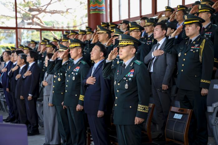 육군사관학교가 지난달 30일 화랑연병장에서 개최한 개교 80주년 기념식에서 참석자들이 국민의례를 하고 있다. 부대 제공
