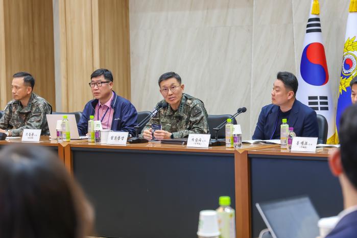 김규하(오른쪽 둘째) 육군참모총장이 지난달 29일 충남 계룡대 육군본부에서 열린 정책설명회에서 발언하고 있다. 육군 제공