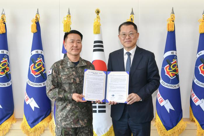 지난달 30일 해군잠수함사령부에서 김태훈(왼쪽) 사령관과 김희철 한화오션 대표이사가 앞서 체결했던 CPSP 지원을 위한 양해각서를 들어 보이고 있다. 부대 제공