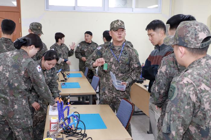 육군부사관학교가 지난달 27일부터 30일까지 개최한 ‘드론 및 대드론 전투수행 실무교육’에서 천승환(가운데) 드론교육과장이 교육생들과 부대별 드론 교육훈련 방안을 토의하고 있다. 부대 제공