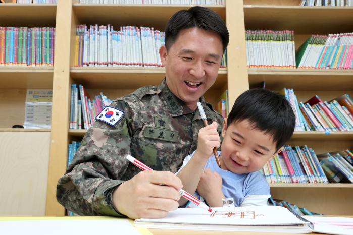 반상석 육군중령과 아들 혜준군이 국방부 청사 어린이집에서 색칠놀이를하고있다.