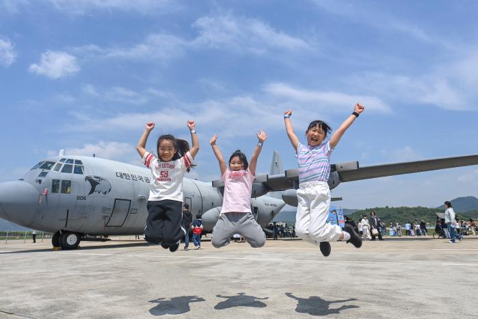 2일 공군11전투비행단에서 열린 ‘스페이스 챌린지 2026’에서 어린이들이 C-130 수송기를 배경으로 기념사진을 찍고 있다.