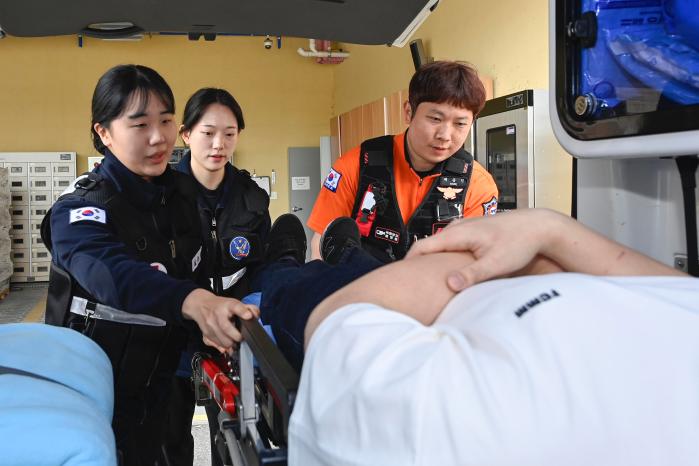 공군1전투비행단 항공의무요원들이 광주소방본부 119구급대원과 함께 응급 환자를 후송하고 있다. 사진 제공=박성현 상사