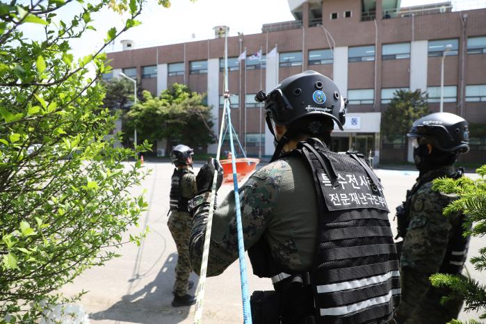 서울 강서구 일원에서 실시된 재난신속대응 관·군 합동훈련에서 육군특수전사령부 독수리부대원들이 레펠 장비를 활용한 구조 절차를 숙달하고 있다. 사진 제공=박효남 상사