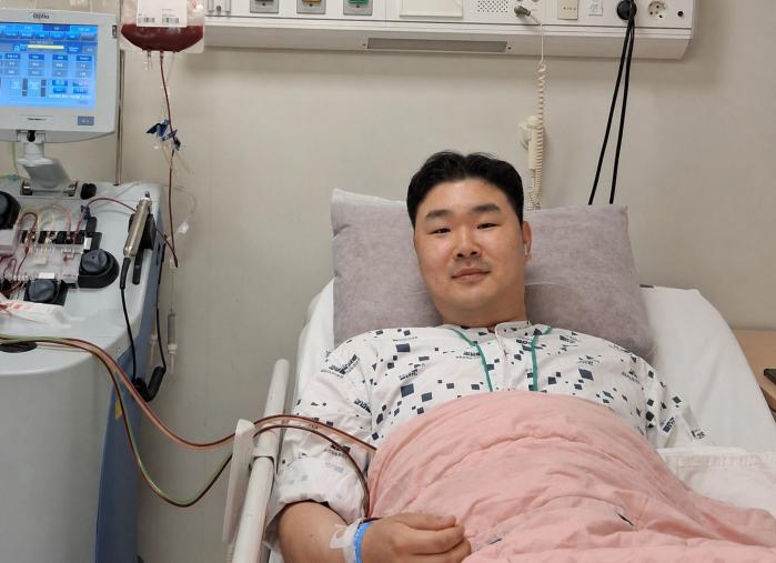 조혈모세포를 기증하고 있는 해군2함대 기지방호전대 민정훈 중위. 부대 제공