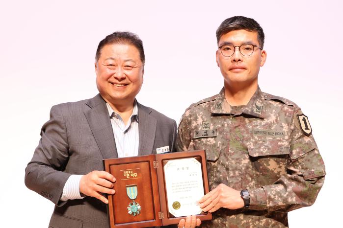육군1보병사단 사자포병대대 최에녹(오른쪽) 상사가 지난달 열린 경기 파주시 장애인의 날 행사에서 모범시민 표창을 받고 있다. 사진 제공=한바울 중위