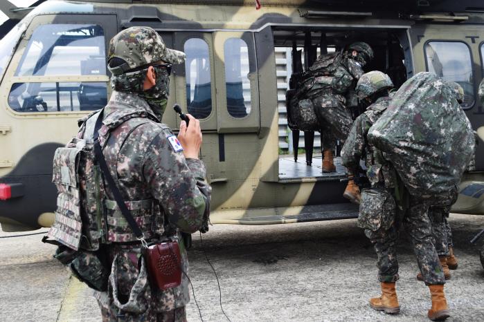 육군2신속대응사단 황금독수리여단이 실시한 동원훈련에서 동원 예비군들이 교관 지시에 따라 KUH-1 수리온 헬기 탑승·이탈 훈련을 하고 있다. 부대 제공