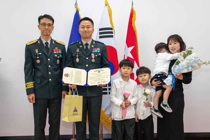 오세웅(맨 왼쪽) 육군53보병사단장이 한현규 소령에게 미국 국방부 국방공로훈장을 수여한 뒤 한 소령의 가족과 함께 사진을 찍고 있다. 부대 제공