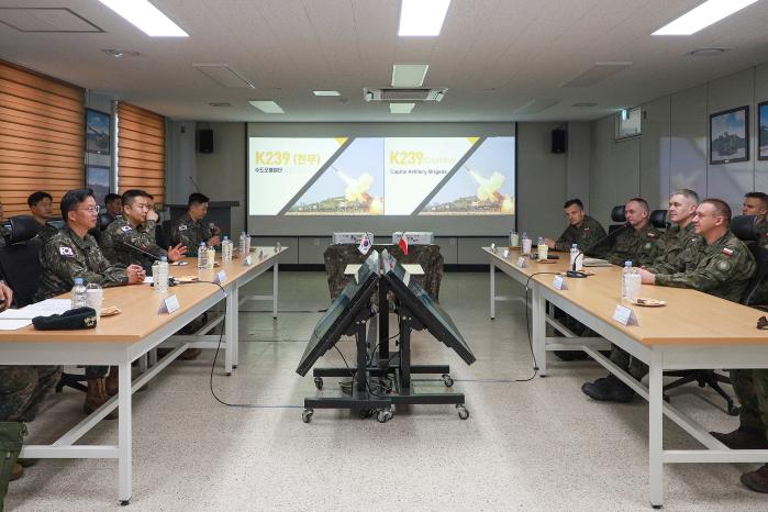4일 육군수도포병여단 천군대대를 방문한 폴란드군 대표단이 우리 장병들과 천무 운용 방법 및 노하우를 논의하고 있다. 부대 제공