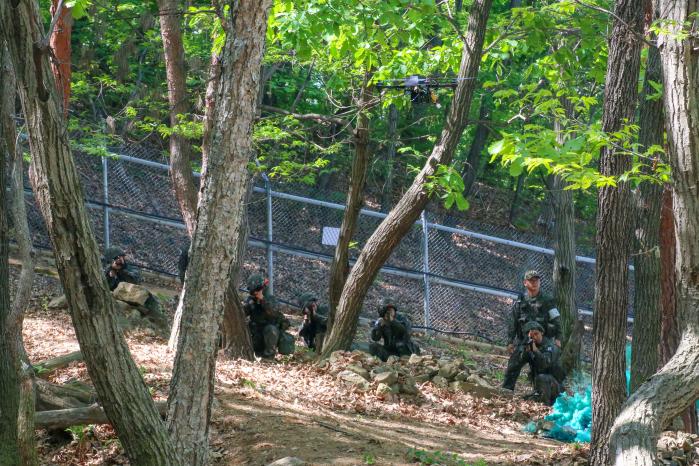 육군72보병사단 맹호여단 동원훈련에 참가한 예비군들이 드론을 활용해 적 위협을 식별하고 있다. 부대 제공