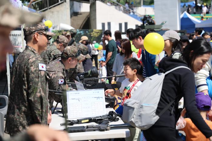 육군73보병사단 장병들이 5일 열린 어린이날 행사에서 군 장비를 설명하고 있다. 부대 제공