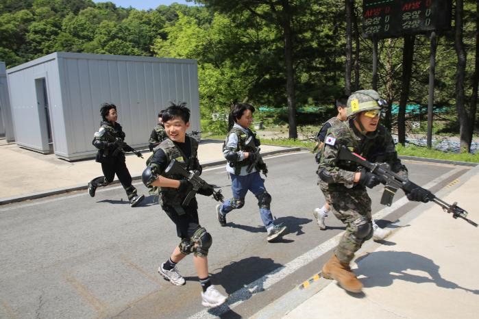 육군56보병사단 삼각산여단이 교현과학화예비군훈련장에서 개최한 예비군훈련 체험 행사에서 군인가족들이 시가지 서바이벌을 체험하고 있다. 부대 제공